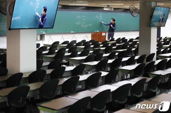 지난 2일 서울 동작구 노량진 윌비스 신광은 경찰학원에서 현장 강의를 대체할 동영상 강의 녹화가 이뤄지고 있다. 2020.3.2/뉴스1 © News1 민경석 기자