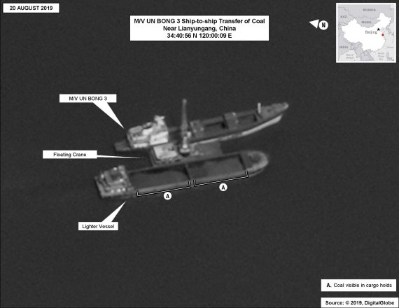 지난해 8월 20일에 중국 장쑤성 롄윈강 앞바다에서 북한 깃발을 단 화물선이 수상 크레인의 도움으로 석탄을 하역하는 모습.로이터뉴스1