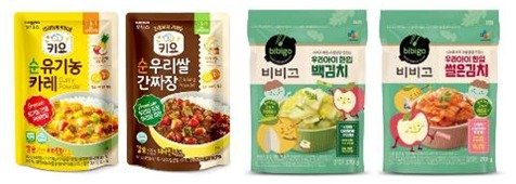 키요 ‘순 유기농 카레, 순 우리쌀 간짜장’ 분말소스 2종(왼쪽), 비비고 ‘우리아이 한입 김치’ 2종© 뉴스1