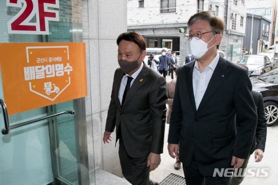 이재명 경기도지사(오른쪽)가 17일 전북 군산시 조촌동 아람솔루션을 방문하고 있다.