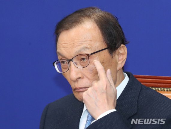 [서울=뉴시스] 장세영 기자 = 이해찬 더불어민주당 대표가 20일 서울 여의도 국회에서 열린 더불어민주당 최고위원회의에 참석해 생각에 잠겨 있다. 2020.04.20. photothink@newsis.com