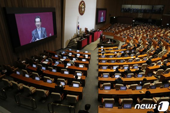 정세균 국무총리가 지난 20일 오후 서울 여의도 국회에서 열린 본회의에서 긴급재난지원금 추경안 시정연설을 하고 있다. 뉴스1