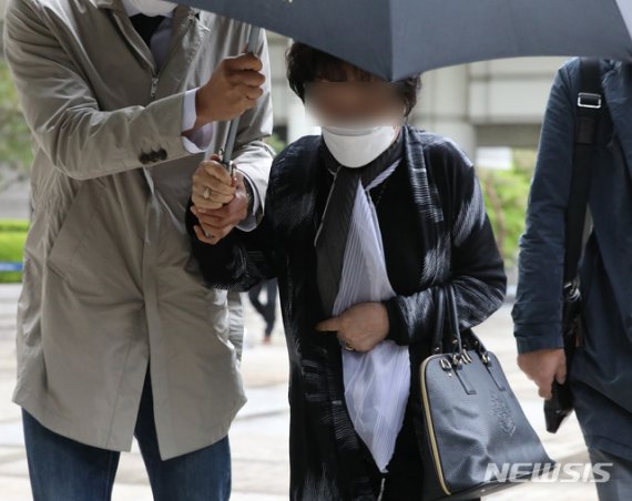 조국 전 법무부 장관 모친 박정숙 웅동학원 이사장이 지난해 서울 서초구 서울중앙지방법원에서 조 전 장관 동생 조권 씨 '웅동학원 비리' 8차 공판에 증인 출석 후 동행인의 안내를 받으며 법정을 나서고 있다. 뉴시스 제공