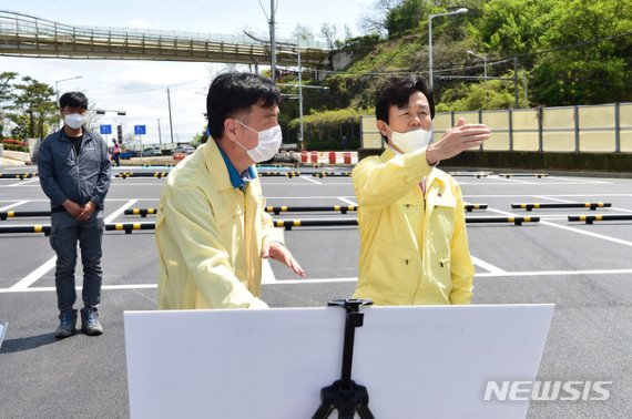 [진주=뉴시스] 조규일 진주시장 등산로변 주차장 조성사업 현장점검.