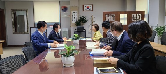 김영록 전남도지사(사진 왼쪽 맨 앞)가 20일 김현미 국토교통부 장관(오른쪽 맨 앞)을 만나 코로나19 극복을 위한 사회기반시설 투자확대를 건의하고 있다.사진=전남도 제공