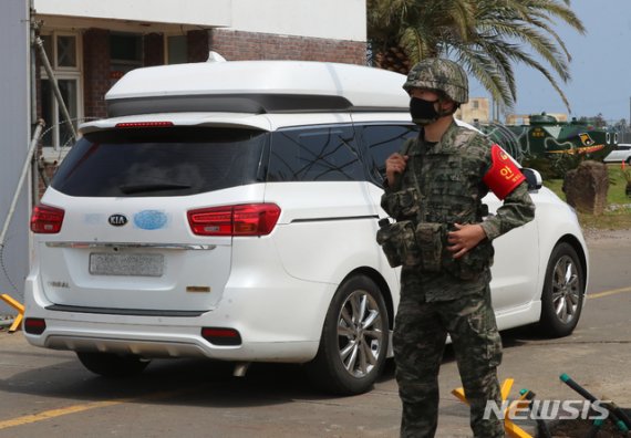 [제주=뉴시스]우장호 기자 = 잉글랜드 프로축구(EPL) 토트넘 손흥민(28)이 20일 오후 제주 서귀포시 대정읍 상모리에 위치한 해병대 91대대에 신종 코로나바이러스 감염증(코로나19) 예방을 위해 차량을 타고 입소하고 있다. 2018 자카르타-팔렘방 아시안게임 남자축구 금메달리스트로 병역 특례혜택 대상자인 손흥민은 다음 달 8일 까지 약 3주간 기초군사훈련을 받는다. 2020.04.20. woo1223@newsis.com