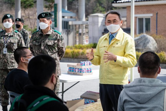 6일 모종화 병무청장이 전북 임실 35사단을 방문해 입영장병들을 격려하고 있다. 사진=병무청