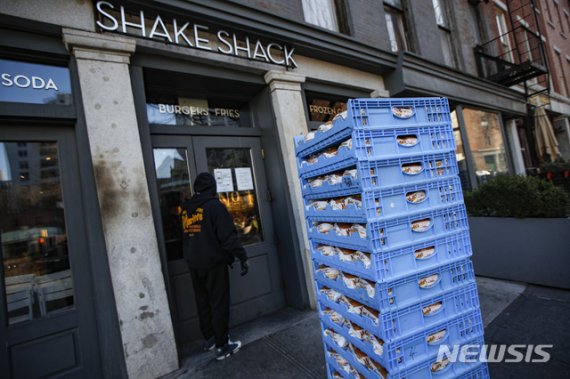 인기 버거 프랜차이즈 쉐이크쉑(Shake Shack)은 비트코인을 이용한 마케팅에 나선다. 외신에 따르면, 쉐이크쉑은 캐시앱의 선불카드은 캐시카드로 결제하면 리워드 프로그램인 캐시부스트를 통해 구매금액의 15%를 BTC로 돌려주는 이벤트를 진행한다. 캐시앱은 트위터 창업자 잭 도시의 결제기업 블록(전 스퀘어)의 전자지갑이다. /사진=뉴시스