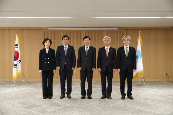 왼쪽부터 서영경 금통위원, 주상영 금통위원, 이주열 한국은행 총재, 조윤제 금통위원, 고승범 금통위원.