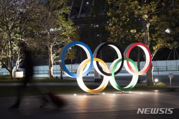 IOC "도쿄올림픽 연기 비용 日부담, 아베와 합의"…日 "합의 사실 없어"