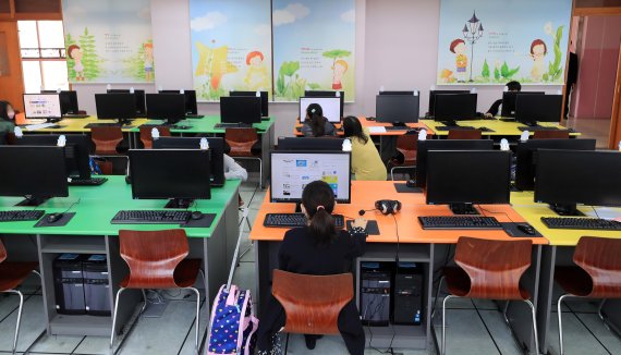 서울 시내 한 초등학교에서 학생들이 온라인 수업을 듣고 있다.<div id='ad_body3' class='mbad_bottom' ></div> /사진=뉴스1