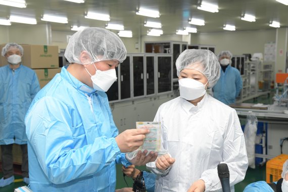 이의경 식품의약품안전처장(오른쪽)이 지난 2월 경기 안성시에 있는 보건용 마스크 제조업체 이앤더블유를 방문해 마스크 제조·공급 실태를 살펴 보고 있다. fnDB
