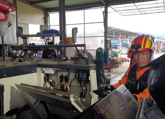 전라남도 화순소방서 박석호 소방위가 트랙터 내부를 확인 점검하고 있다. 인사혁신처 제공