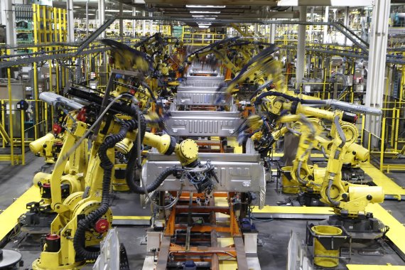 FILE - In this Sept. 27, 2018, file photo robots weld the bed of a 2018 Ford F-150 truck on the assembly line at the Ford Rouge assembly plant in Dearborn, Mich. (AP Photo/Carlos Osorio, File) /뉴시스/AP /사진=