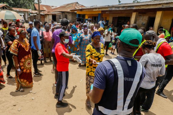 지난 9일 나이지리아 라고스에서 식량 배급을 받기 위해 모인 주민들이 코로나19 방역을 위해 포장된 식량 꾸러미를 기다리고 있다.로이터뉴스1