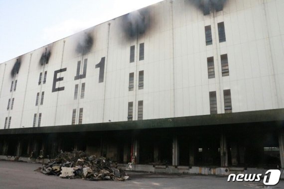 군포 물류센터 화재, 소방관들 밤샘 작업에 '잔불 정리중'