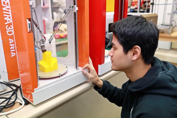 삼육대학교 학생이 3D 프린팅 교육을 받고 있다. 삼육대학교 제공