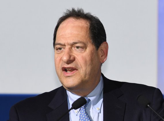 존 프랭크 오크트리 부회장이 코로나19로 포럼 현장엔 나오지 못해 영상을 통해 기조강연을 했다. 사진=김범석 기자