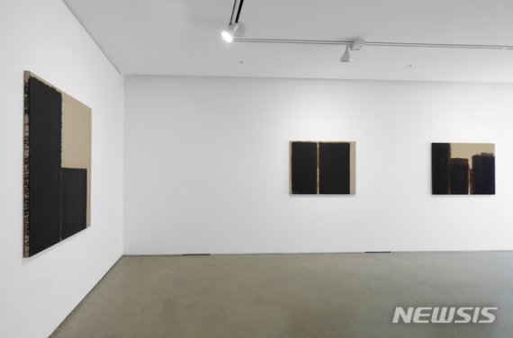 [서울=뉴시스] PKM갤러리 윤형근 개인전 전시 전경. 사진=PKM갤러리 제공.2020.4.22. photo@newsis.com