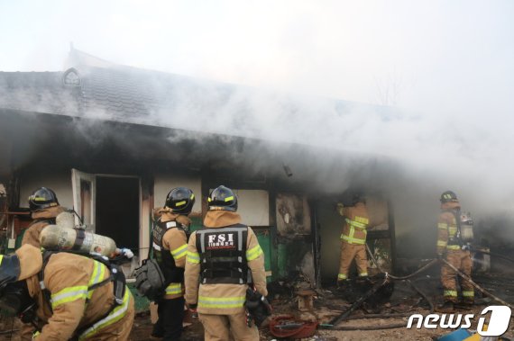 22일 오후 6시12분께 전북 익산시 웅포면의 한 주택에서 화재가 발생, 50대 여성 장애인이 숨졌다.(사진 전북소방본부 제공) /© 뉴스1