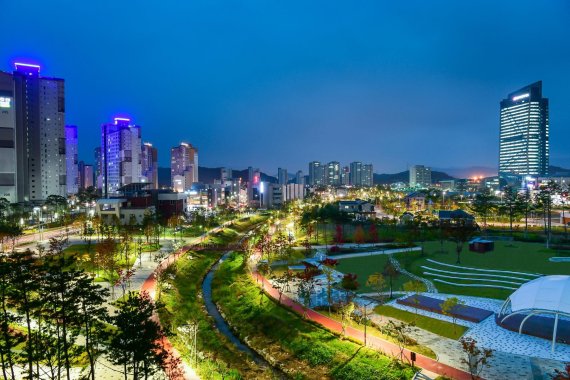 경북혁신도시 내 안산공원과 한국전력기술 전경. 사진=김천시 제공