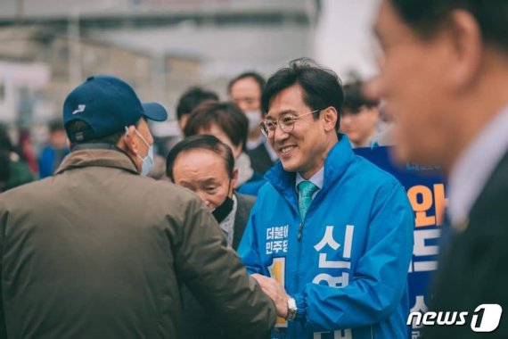 신영대 국회의원 당선인이 지역민들을 만나 당선인사를 하고 있다. /© 뉴스1