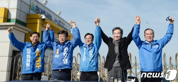 이낙연 더불어민주당 상임선대위원장(사진 왼쪽에서 두번째)이 현대중공업 군산조선소 앞에서 더불어민주당 전북지역 후보들과 신영대 군산시 국회의원 후보(가운데) 선거 지원을 하고 있다. /뉴스1 © News1 유경석 기자