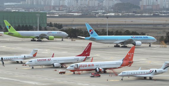 개항 40년 이래 처음으로 국제선 이용객 0명을 기록한 3월 12일 오후 서울 하늘길 김포국제공항 국제선 청사에 멈춰 서있는 항공기들. 뉴시스