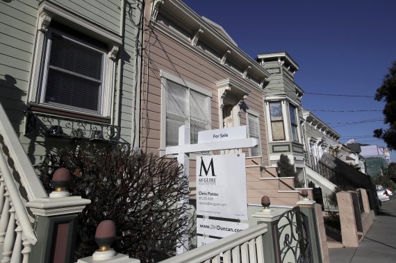 지난 2월18일(현지시간) 미국 샌프란시스코에서 매물로 나온 주택들. 최근 주택담보(모기지) 대출 신청자가 다시 증가하면서 미국 경제가 회복되고 있는 신호로 AP뉴시스
