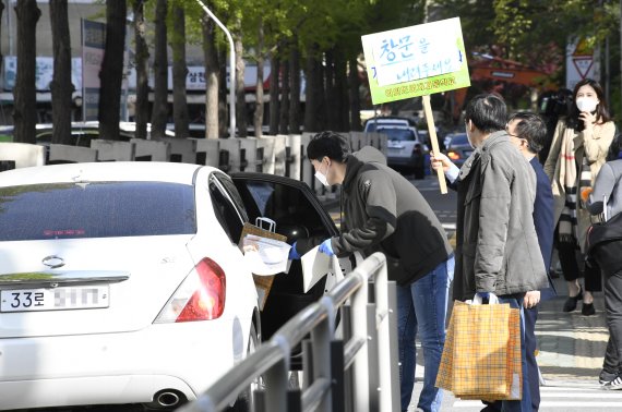 '드라이브 스루' 방식으로 전국연합학력평가 문제지 전달