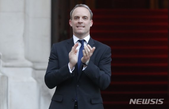 [런던=AP/뉴시스] 도미닉 라브 외무장관도 23일(현지시간) '보살피는 이들을 위해 박수를(Clap for our Carers)' 캠페인에 동참했다. 그는 트위터에 "매주 진행하는 이 캠페인은 영국이 위기의 순간 어떻게 함께 하는지 멋지게 보여준다"며 "함께 모인다면 이 바이러스를 물리칠 수 있다"고 썼다. 2020.4.24.