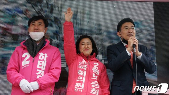불출마를 선언한 김세연 의원이 황보승희, 하태경(오른쪽부터) 후보 지원유세를 하는 모습 © 뉴스1