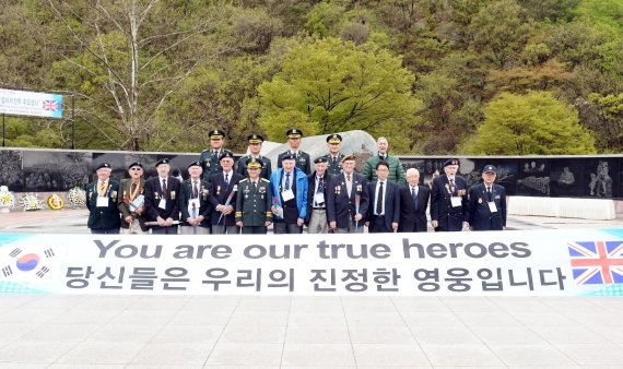 파주시 영국에 ‘보은’…글로스터시 방호복 지원