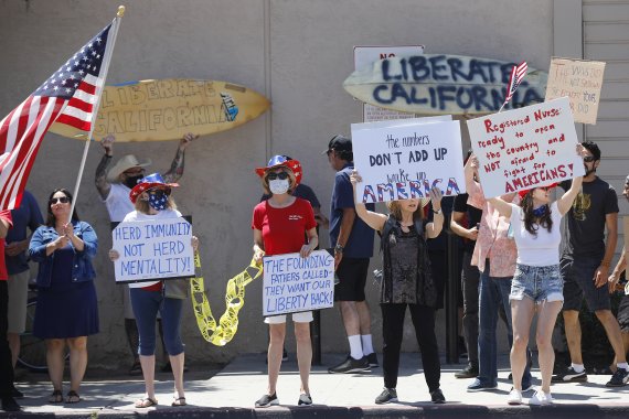 Protesters gather in San Diego on Sunday, April 26, 2020, against restrictions put in place during the coronavirus outbreak. (K.C. Alfred/The San Diego Union-Tribune via AP) /뉴시스/AP /사진=
