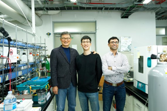 UNIST 에너지 및 화학공학부 백종범(왼쪽) 교수와 노혁준(가운데) 연구원, 자비드 마흐무드 연구교수. UNIST 제공