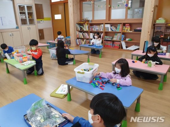 [안동=뉴시스] 서울시교육청의 지난 27일 오후 2시 기준 통계에 따르면 전체 유치원생 7만5986명 중 2만7292명이 긴급돌봄을 이용하며 참여율이 전체 원아의 32%를 넘어섰다. 사진은 경북 안동시 긴급돌봄 유치원. 뉴시스