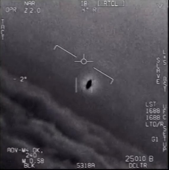 미국 국방부가 지난 4월 27일 공개한 미확인비행물체(UFO)가 찍힌 동영상.뉴시스