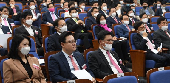 '본회의 한번 더 열자' 민주 vs. '교통정리 안됐다' 통합