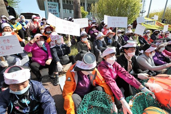 [fn포토] 제주 한동·평대 해상풍력 반대 시위 나선 해녀들