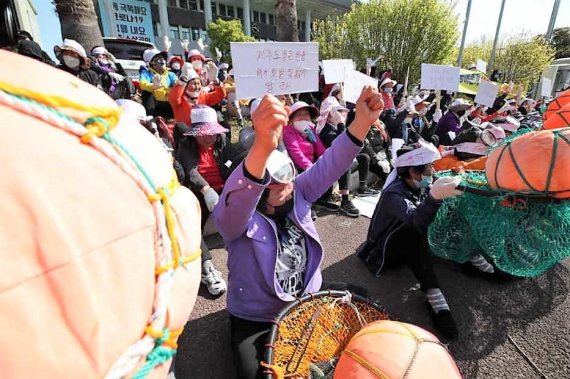 [fn포토] 제주 한동·평대 해상풍력 반대 시위 나선 해녀들