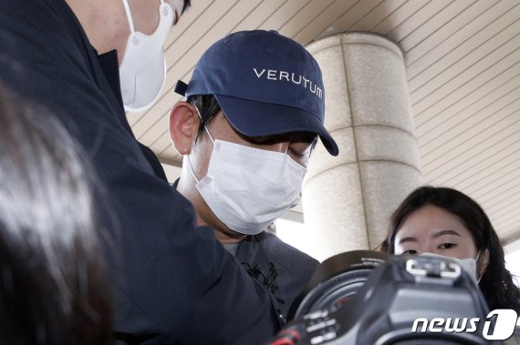 1조6000억원대 '라임 환매중단 사태'의 배후 전주(錢主)로 지목된 김봉현 전 스타모빌리티 회장이 24일 오전 경기 수원 남부지방경찰청에 조사를 받기 위해 들어서고 있다. 2020.4.24/뉴스1 © News1 안은나 기자