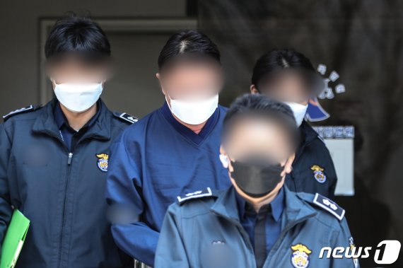 신한금융투자 전 본부장 임모 씨가 27일 오후 서울 양천구 서울남부지방법원에서 구속 전 피의자심문(영장실질심사)을 받고 청사를 나서고 있다. 2020.3.27/뉴스1 © News1 성동훈 기자