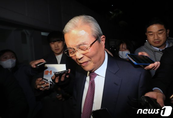 김종인 전 미래통합당 총괄선대위원장이 지난 28일 서울 종로구 구기동 자택에 들어서고 있다. 뉴스1