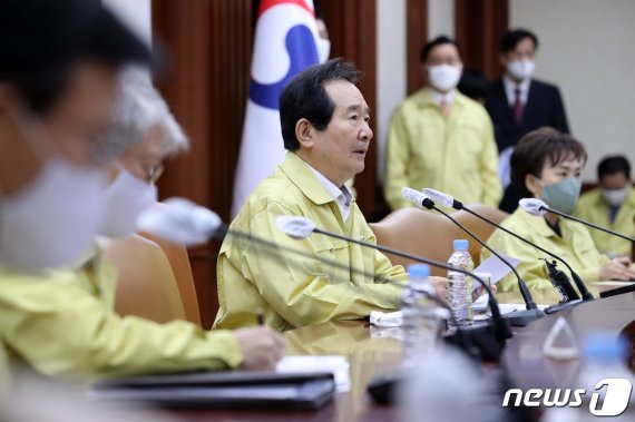 정세균 국무총리가 29일 오전 서울 세종대로 정부서울청사에서 열린 신종 코로나바이러스 감염증(코로나19) 대응 중앙재난안전대책본부 회의를 주재하고 있다. 2020.4.29/뉴스1 © News1 이승배 기자