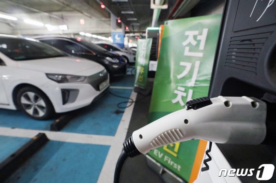 서울의 한 쇼핑몰에 마련된 전기차 충전소. 뉴스1