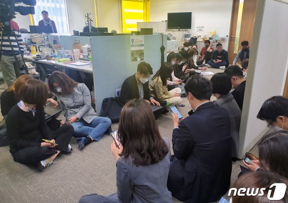 '검언유착 의혹' 채널A 압수수색 막는 기자들