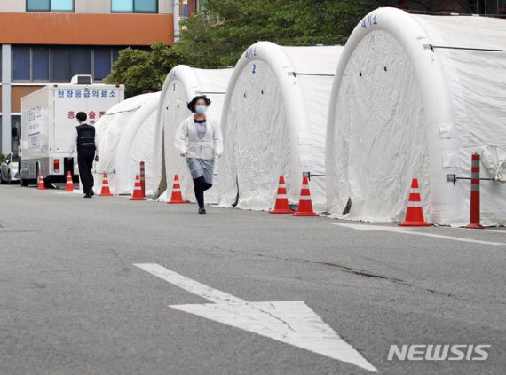 [서울=뉴시스] 박미소 기자 = 신종 코로나바이러스 감염증(코로나 19) 일일 신규 확진자 수가 10명대 수준을 유지하고 있는 가운데 지난 4월 22일 오후 서울 중구 국립중앙의료원 선별진료소가 한산한 모습을 보이고 있다. /사진=뉴시스