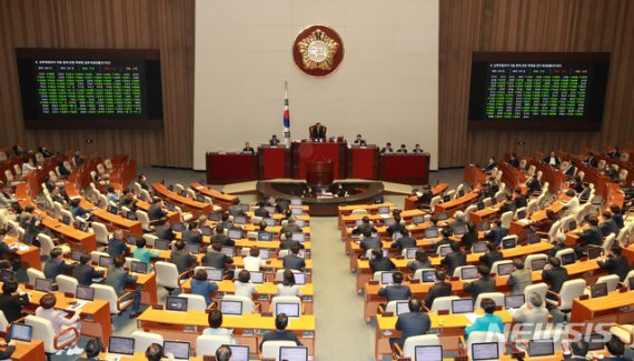 29일 오후 서울 여의도 국회 본회의장에서 열린 제377회 국회(임시회) 제2차 본회의에서 성폭력범죄의 처벌 등에 관한 특례법 일부개정법률안이 가결되고 있다. 뉴시스.