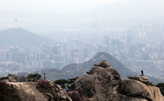 황금연휴 첫날인 30일 서울 북한산에서 등산객들이 초여름 날씨속에 산에 오르고 있다. 기상청은 전국 대부분 지역에 건조특보가 내려져 있어 화재 예방에 각별히 주의할 것을 당부했다. 사진=김범석 기자