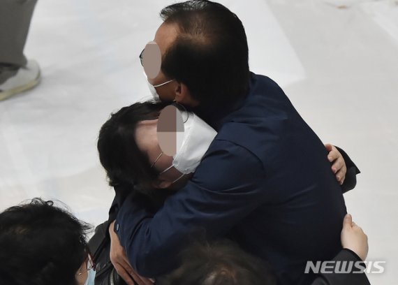 [이천=뉴시스] 김종택 기자 = 30일 오후 경기 이천 물류창고 화재 희생자 합동분향소가 마련된 서희청소년문화센터에서 유가족들이 오열하고 있다. 2020.04.30.semail3778@naver.com